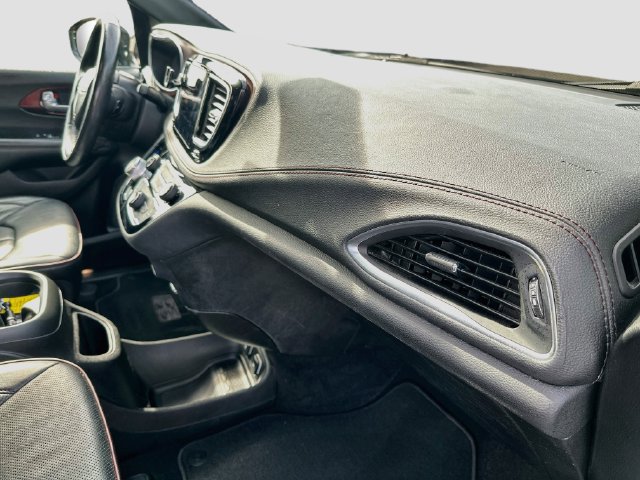 Used 2020 Chrysler Pacifica Limited FWD image 33