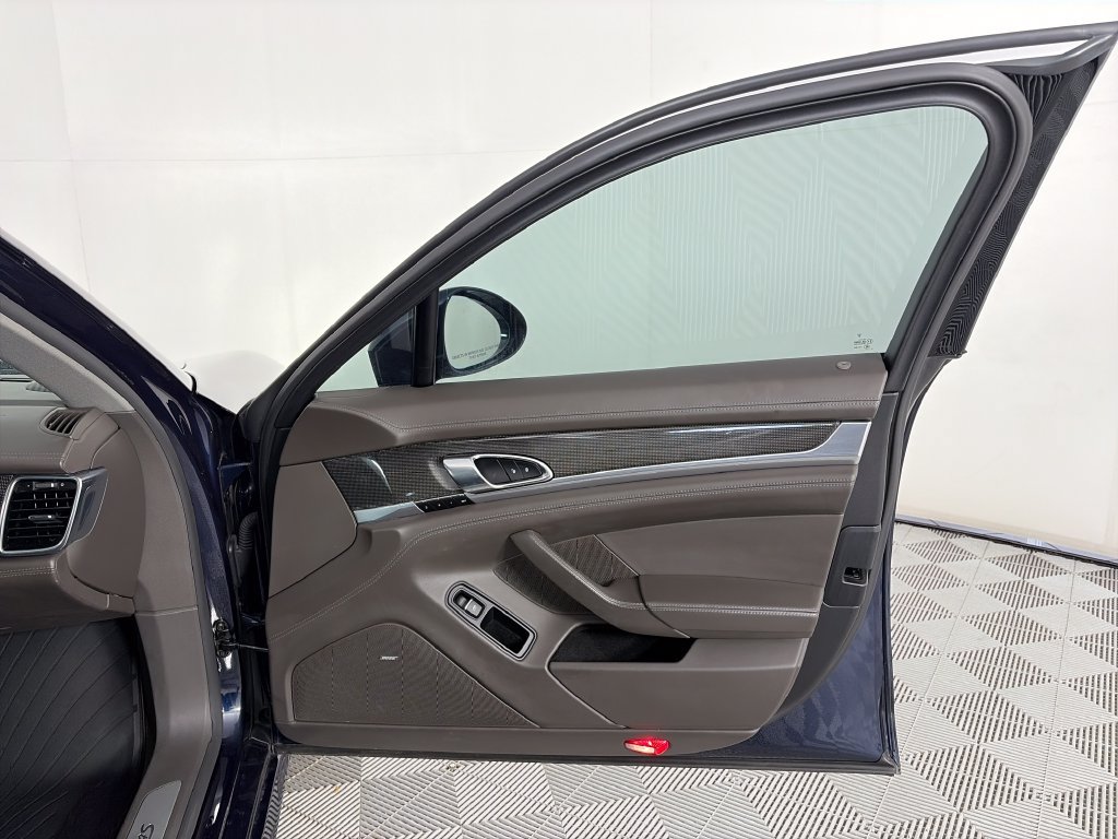 Used 2015 Porsche Panamera image 32