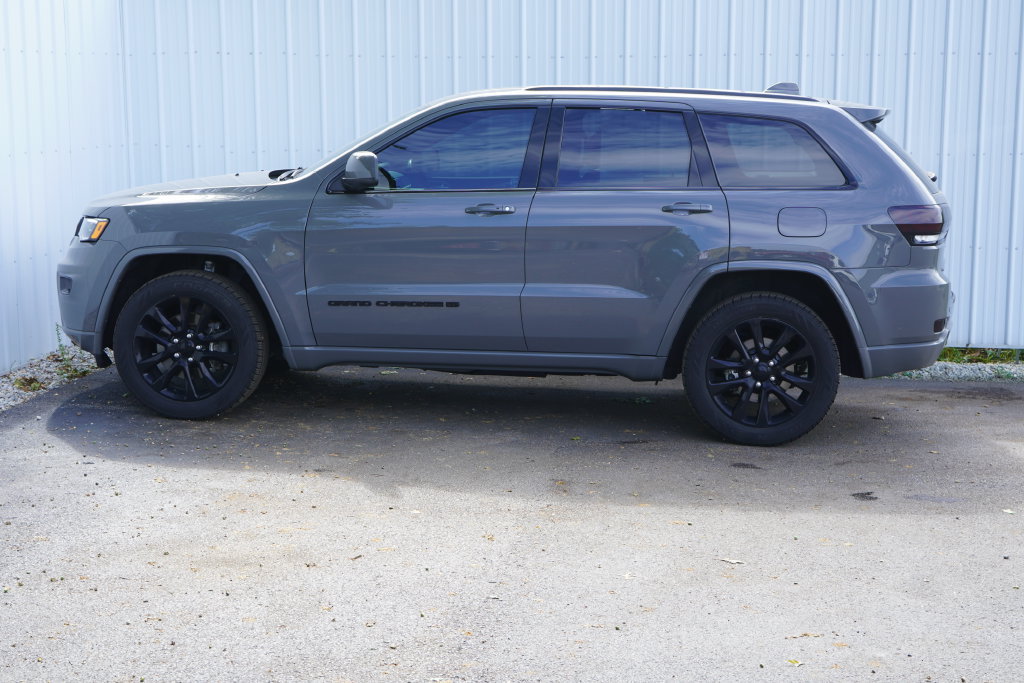Used 2022 Jeep Grand Cherokee Laredo X AWD/4WD image 3