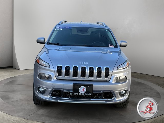 Used 2017 Jeep Cherokee Overland w/ Technology Group AWD/4WD image 2
