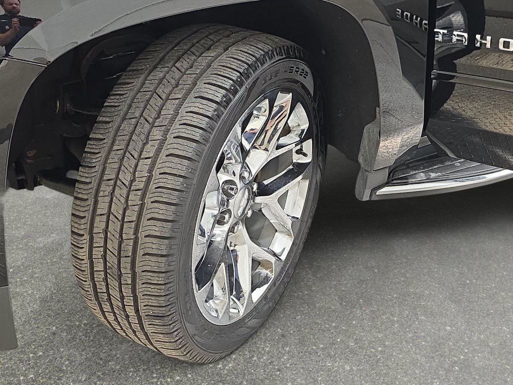 Used 2020 Chevrolet Tahoe Premier w/ Premier 6.2L Value Package AWD/4WD image 32