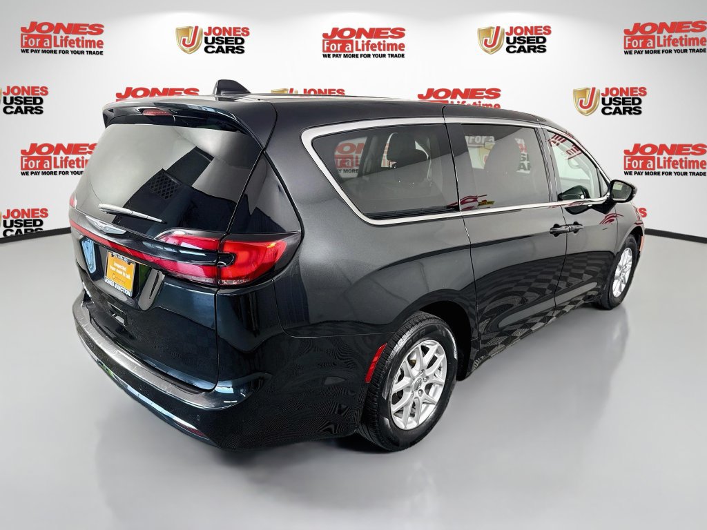 Used 2024 Chrysler Pacifica Touring-L FWD image 16