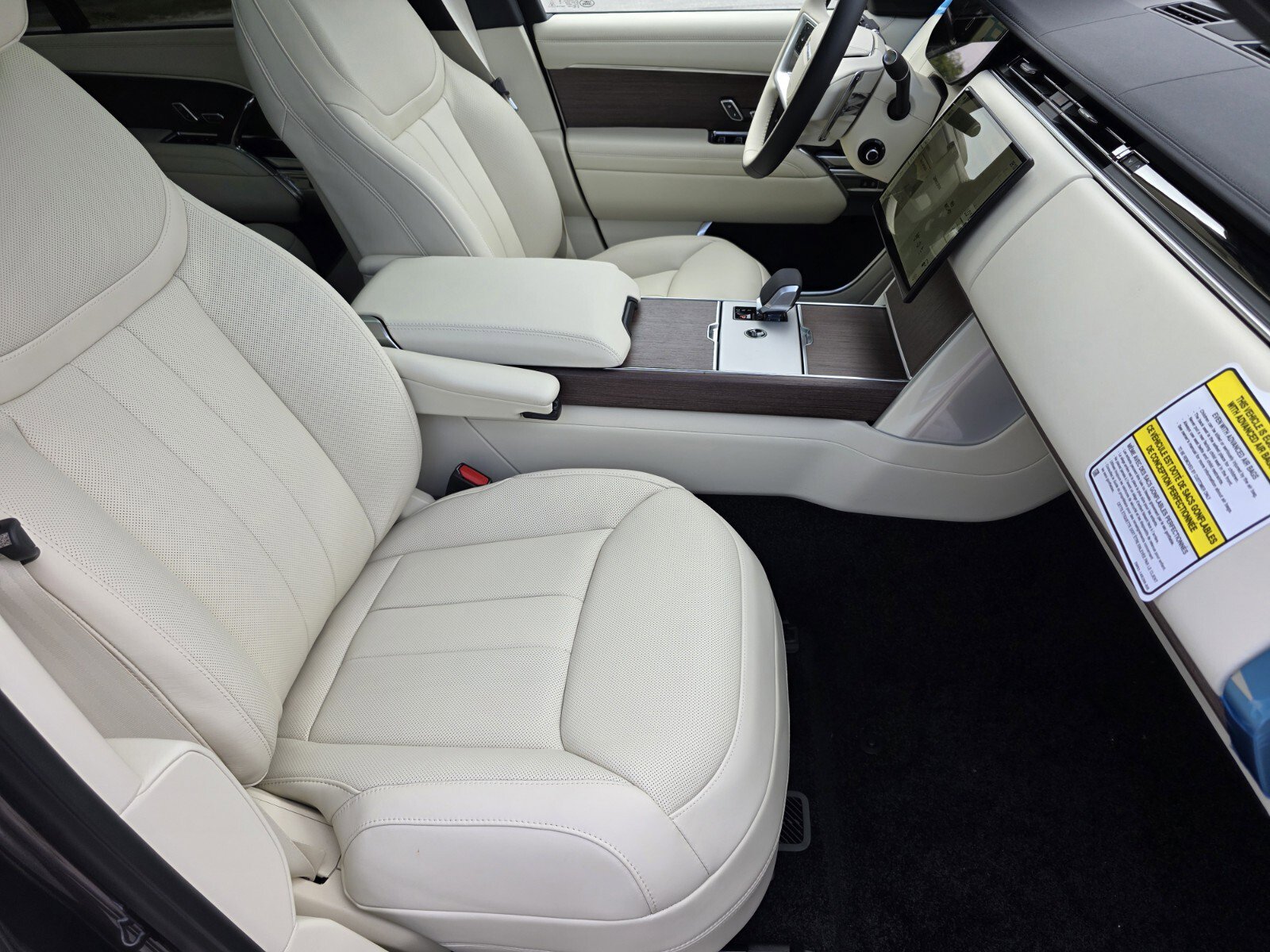 New 2026 Land Rover Range Rover Long Wheelbase SE AWD/4WD image 3