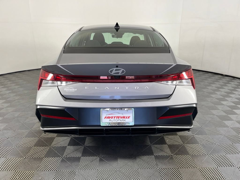 Used 2025 Hyundai Elantra SEL FWD image 11