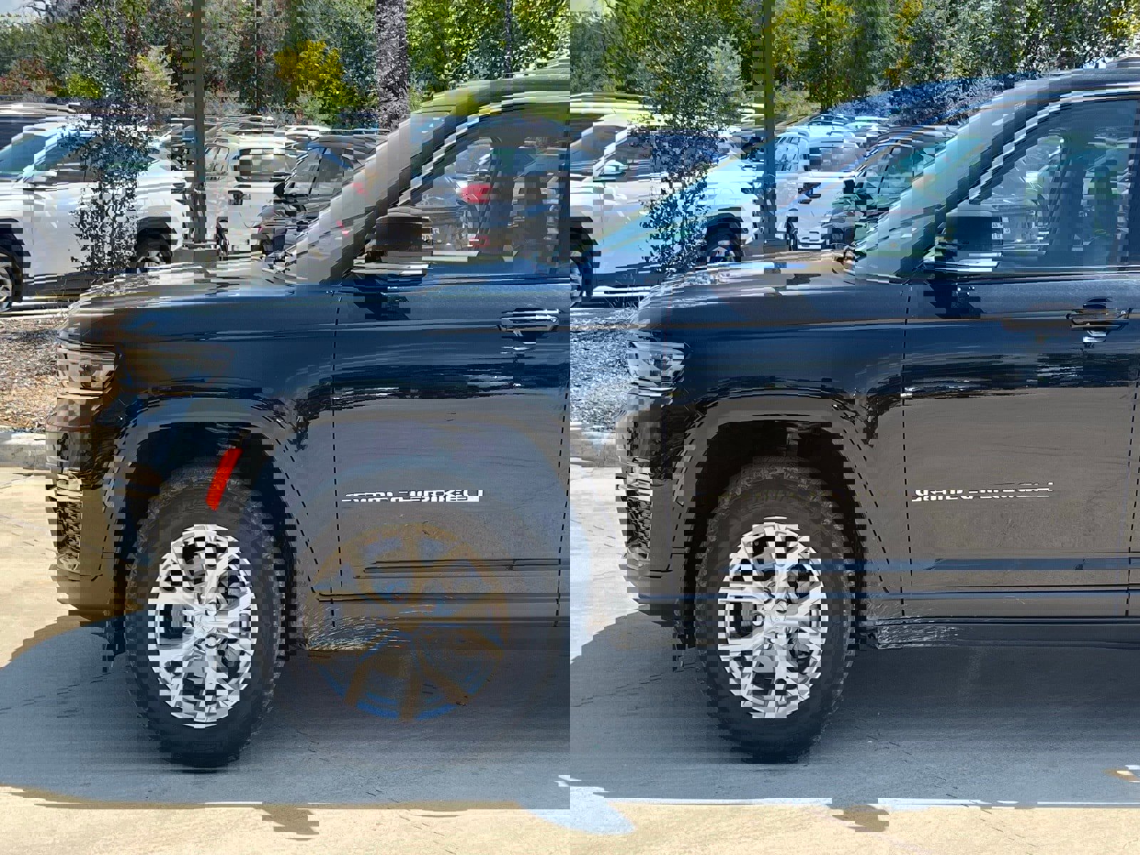 Used 2023 Jeep Grand Cherokee Limited image 7