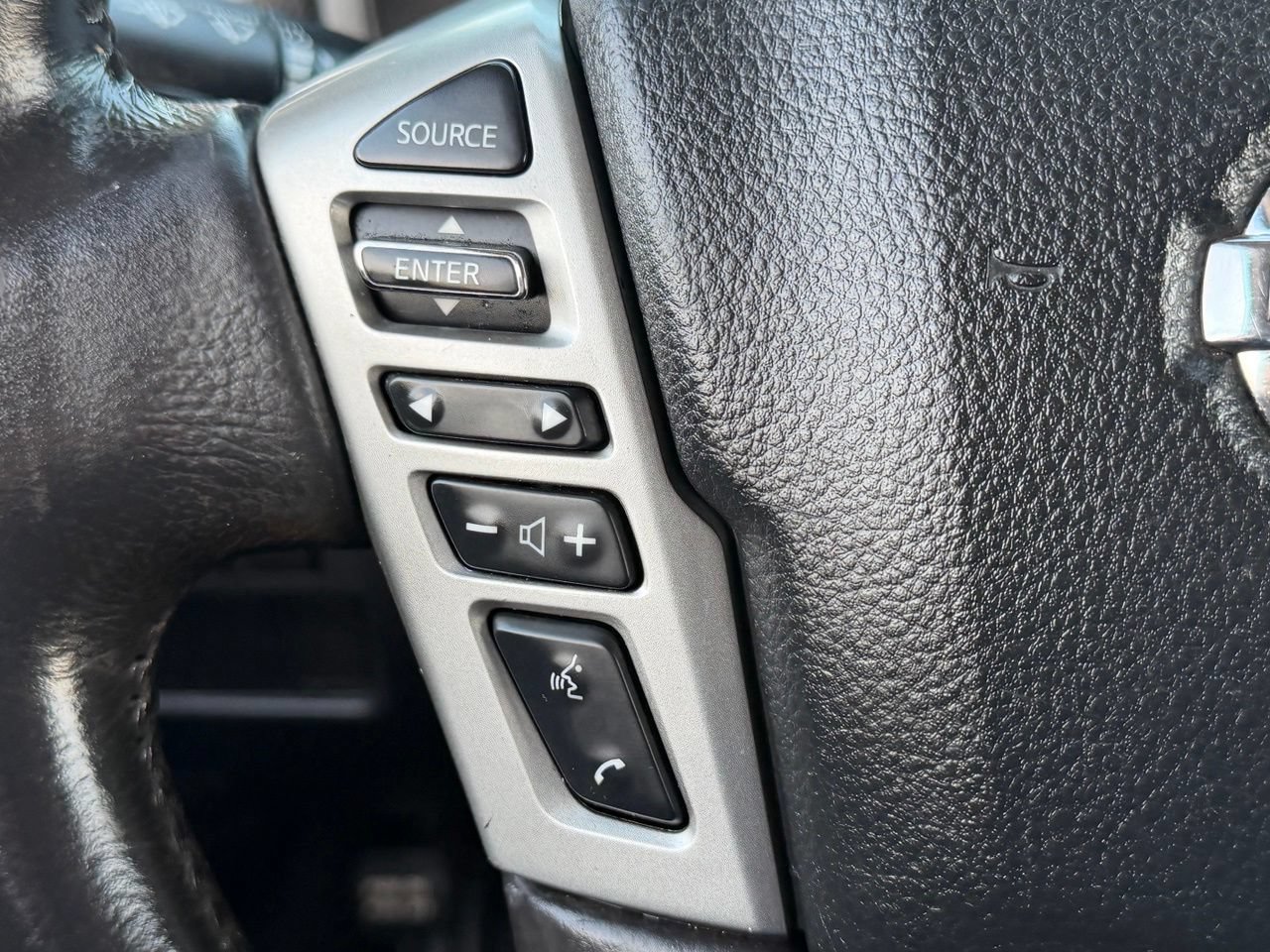 Used 2020 Nissan Titan SL w/ Moonroof Package RWD image 19