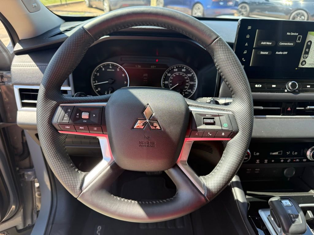 Used 2025 Mitsubishi Outlander SE image 32