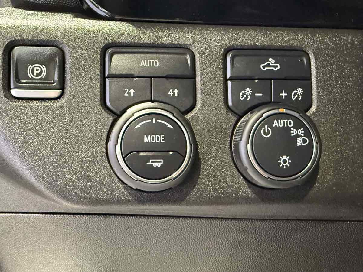 Used 2025 Chevrolet Silverado 1500 LT AWD/4WD image 28