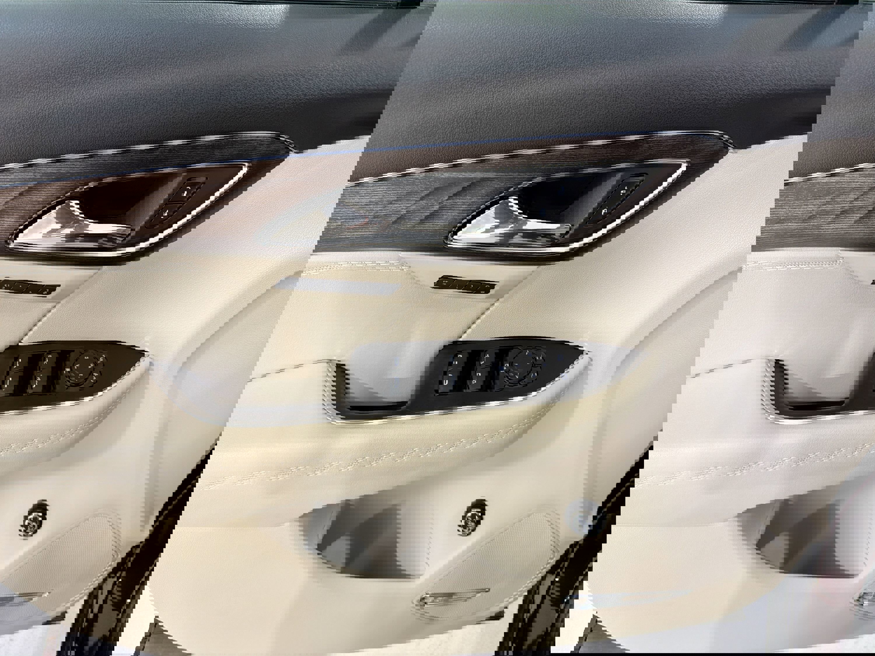 Used 2023 Buick Envision Avenir image 12