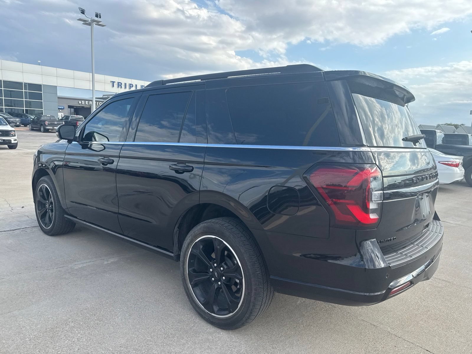 Used 2024 Ford Expedition Limited RWD image 5