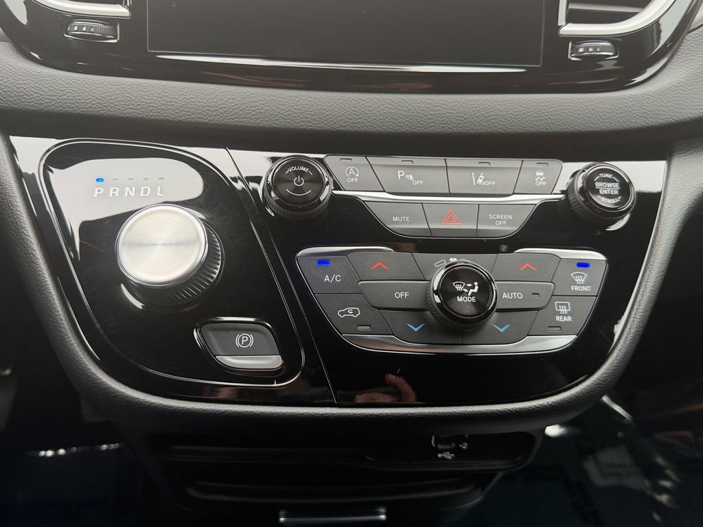 Used 2026 Chrysler Pacifica Select image 21