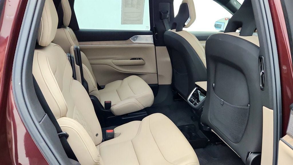 Used 2025 Volvo EX90 Ultra AWD/4WD image 23