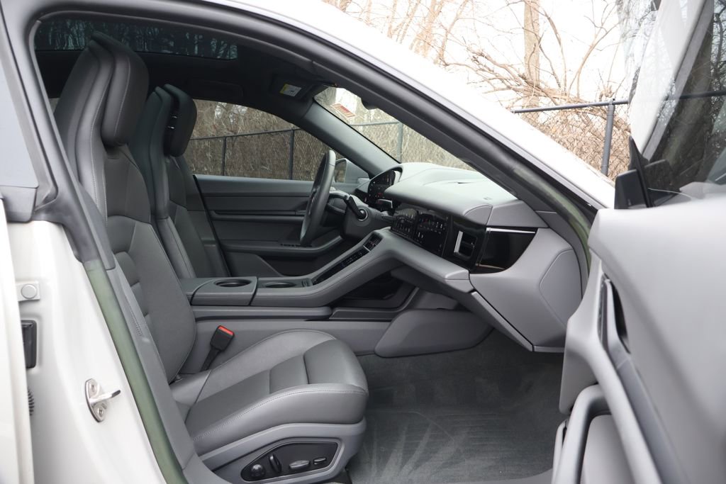 Used 2022 Porsche Taycan image 40