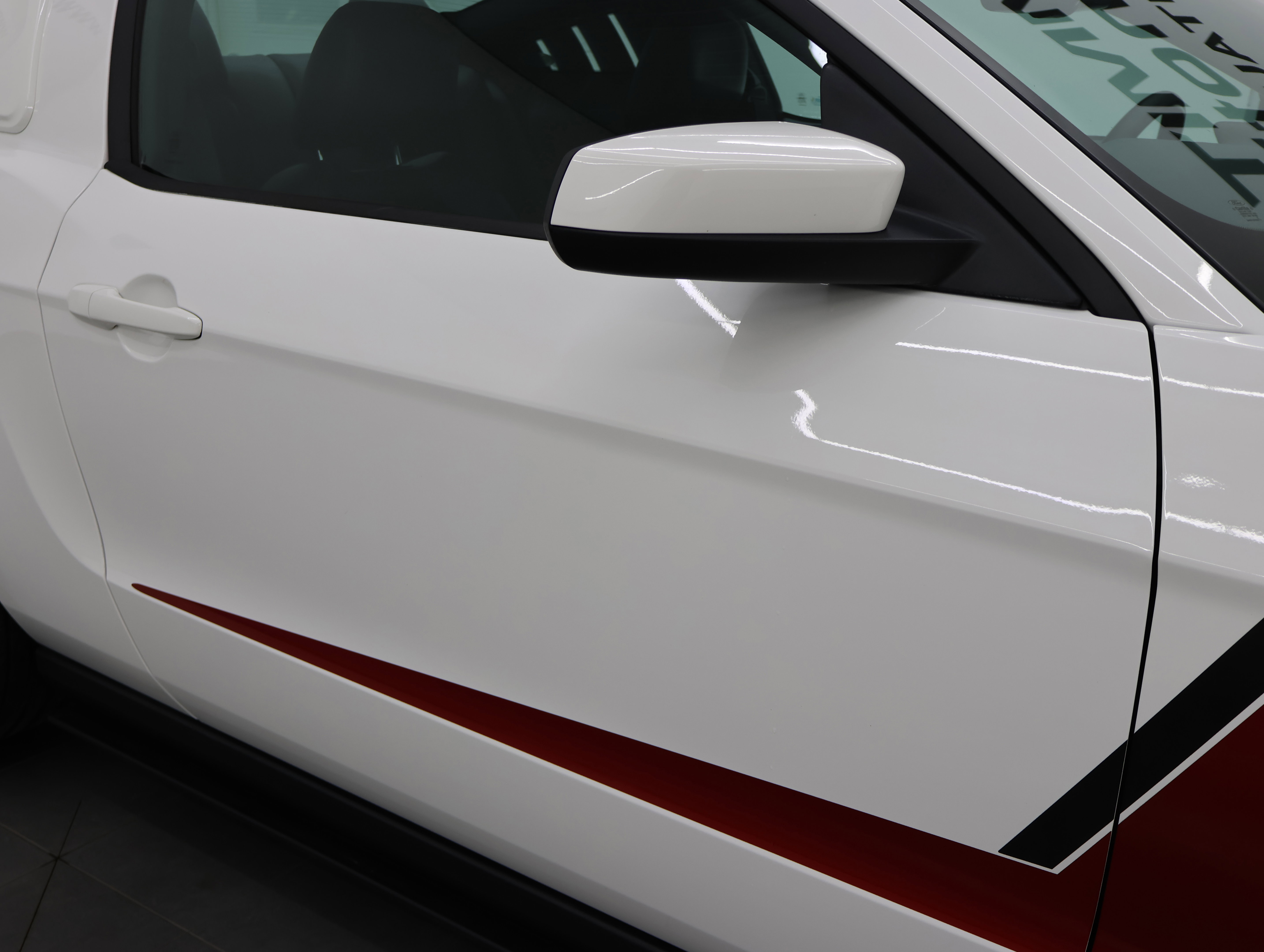 Used 2012 Ford Mustang GT Premium w/ HID Headlamps & Security Pkg RWD image 26
