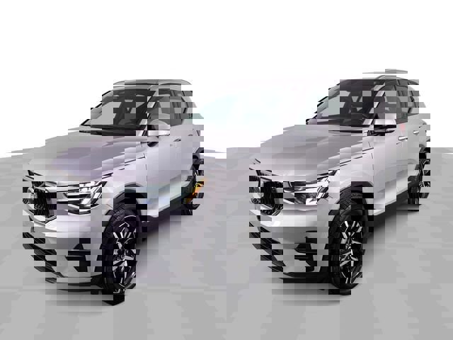 Used 2023 Volvo XC40 B5 Core image 1
