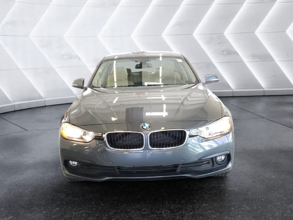 Used 2017 BMW 320i xDrive Sedan AWD/4WD image 2