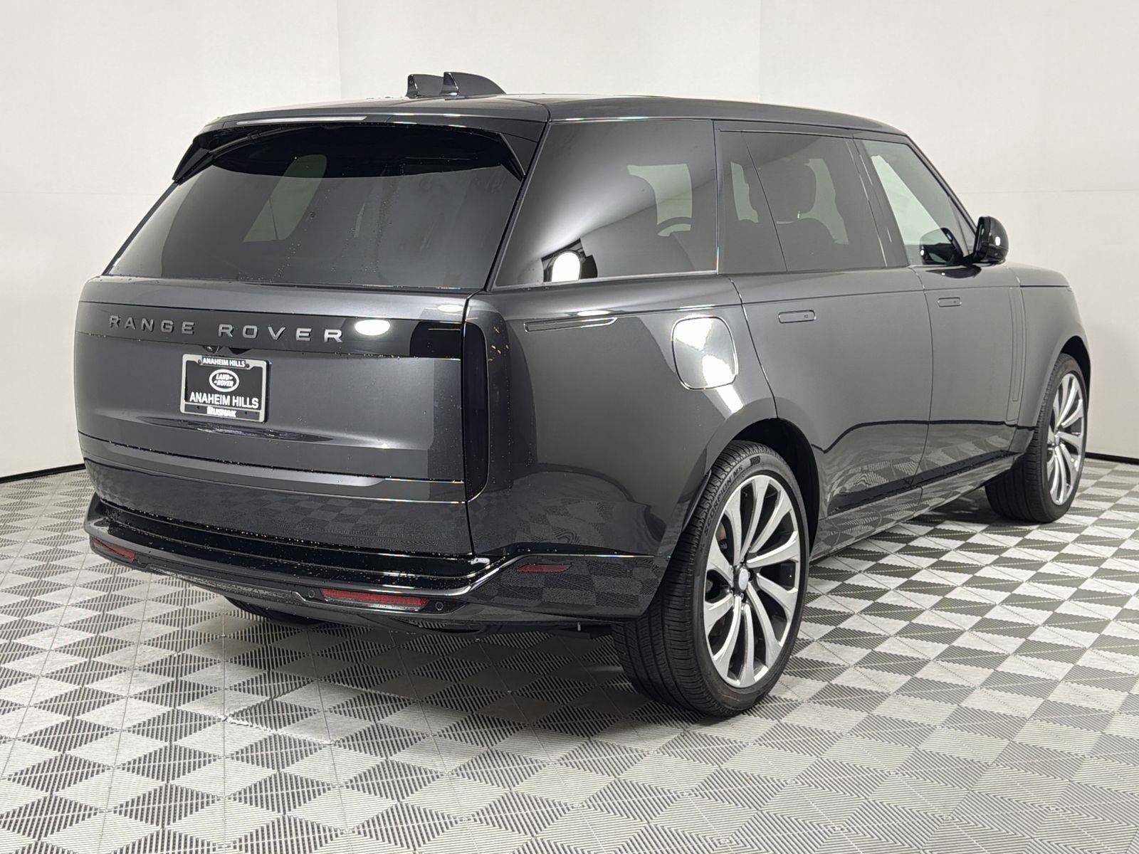 New 2025 Land Rover Range Rover Long Wheelbase SE image 5