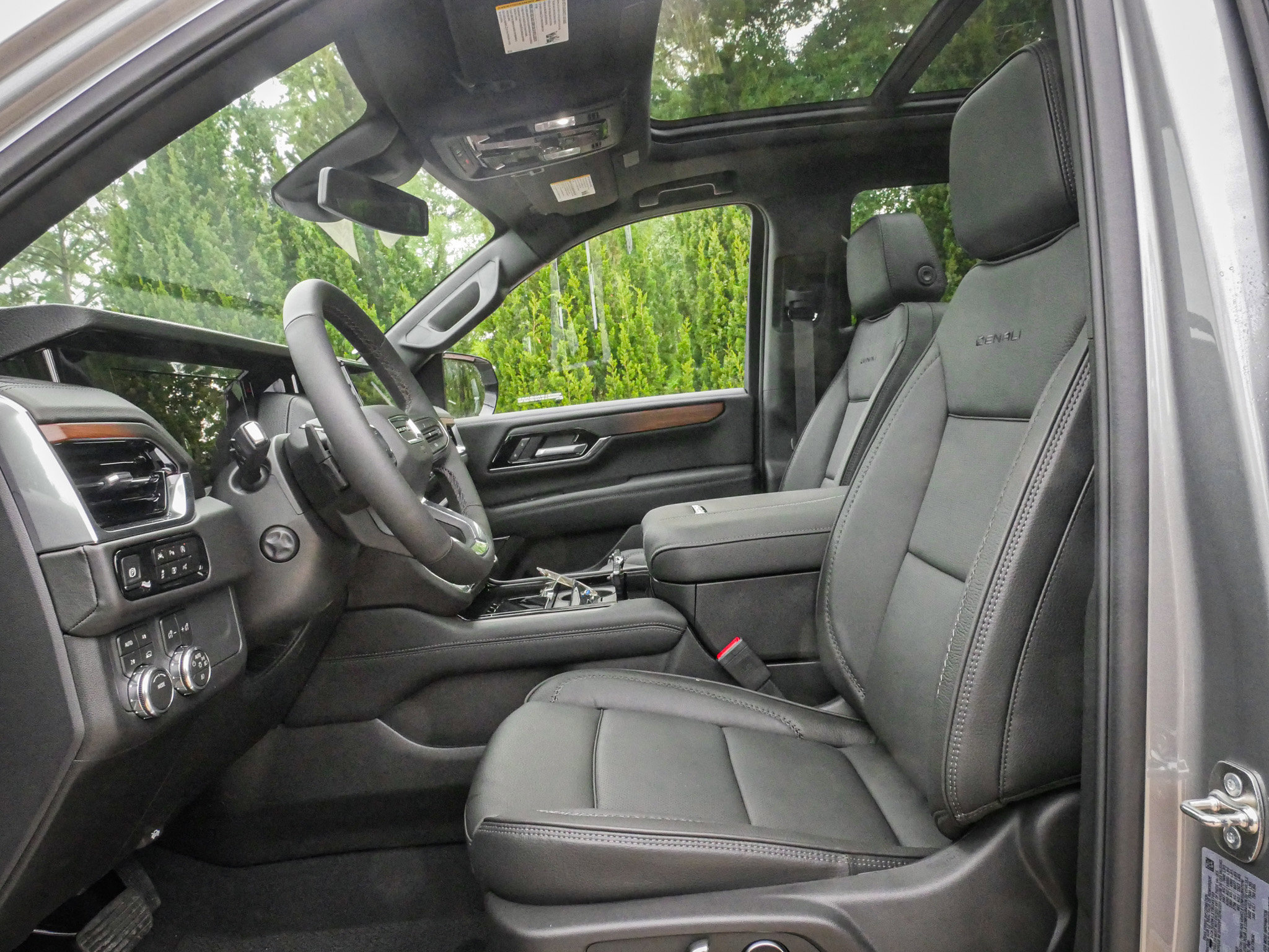 Used 2026 GMC Yukon Denali w/ Sun & Power Step Package AWD/4WD image 15