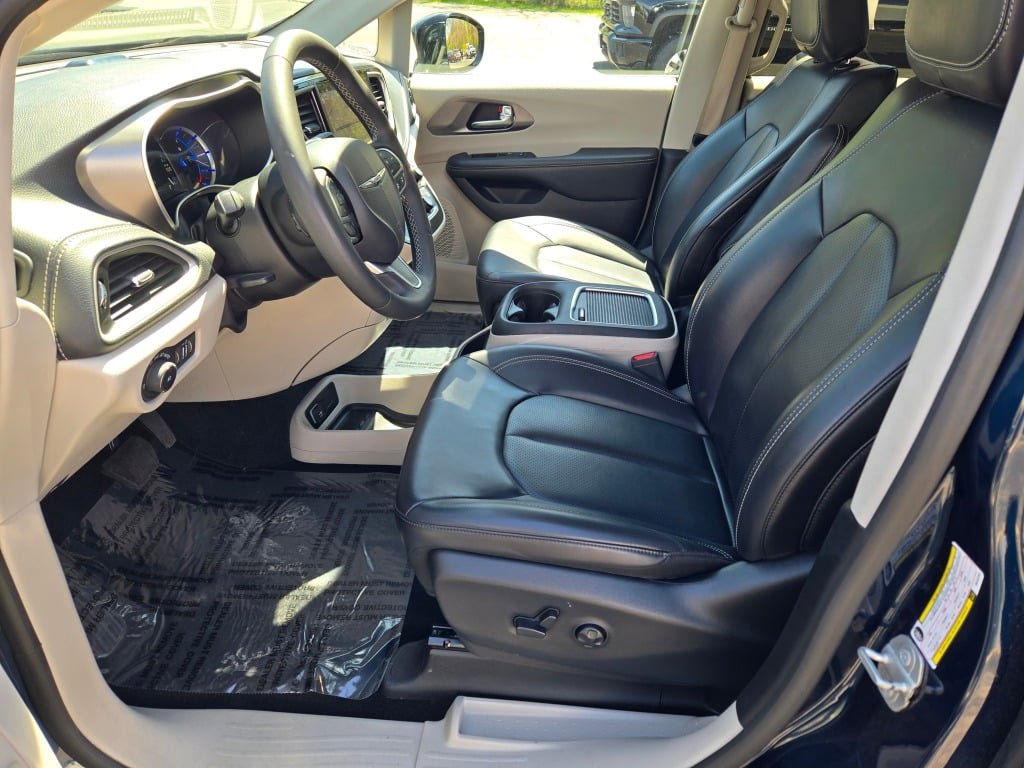 Used 2024 Chrysler Pacifica Select image 22