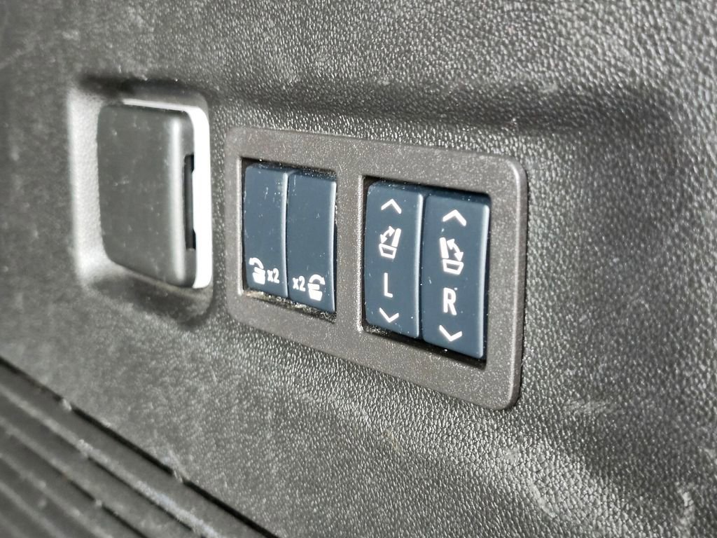 Used 2024 Chevrolet Suburban RST w/ Luxury Package image 33