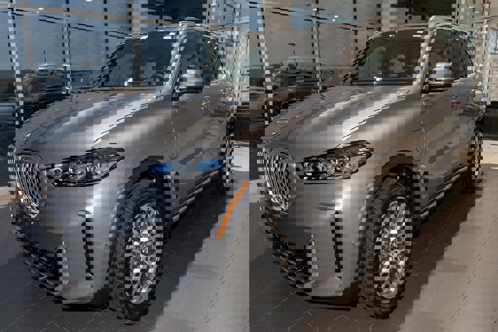 New 2026 BMW X5 xDrive50e w/ Climate Comfort Package image 3