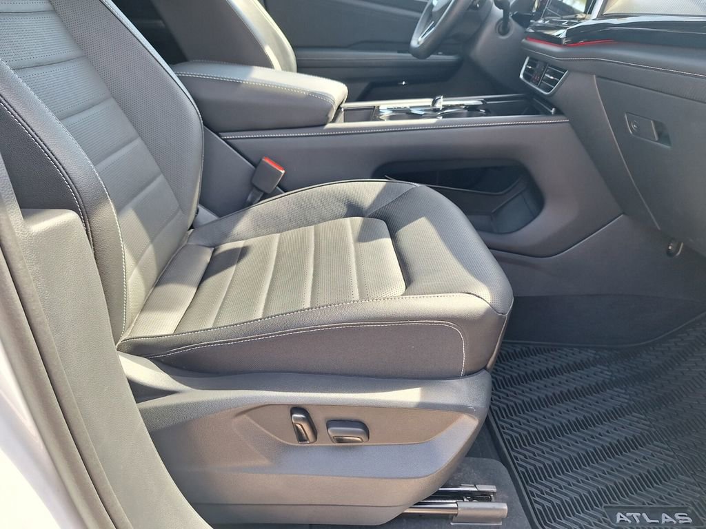 Used 2025 Volkswagen Atlas Cross Sport SEL R-Line image 29