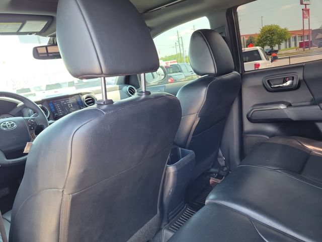 Used 2019 Toyota Tacoma TRD Sport w/ TRD Premium Sport Package AWD/4WD image 12