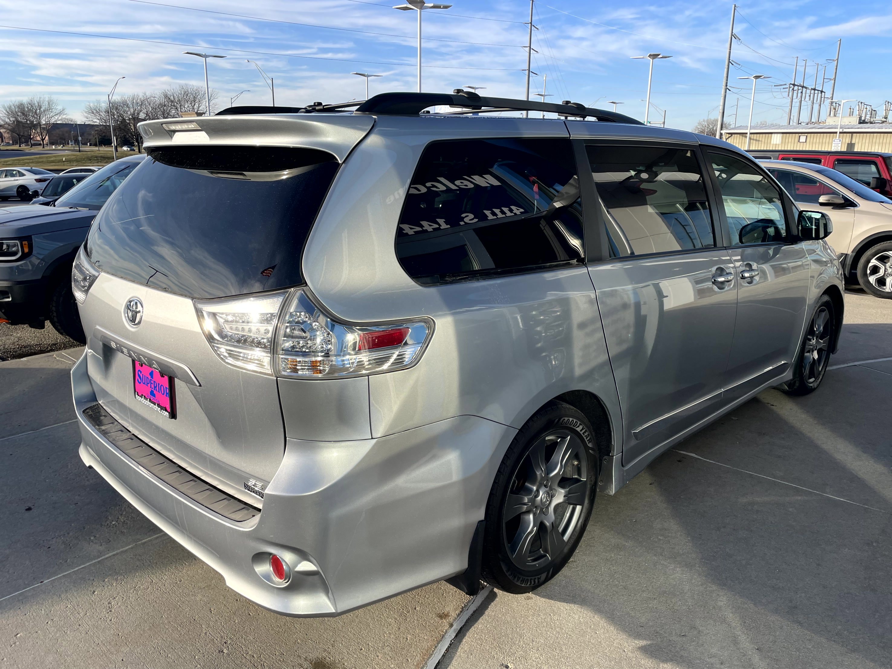 Used 2017 Toyota Sienna SE image 2