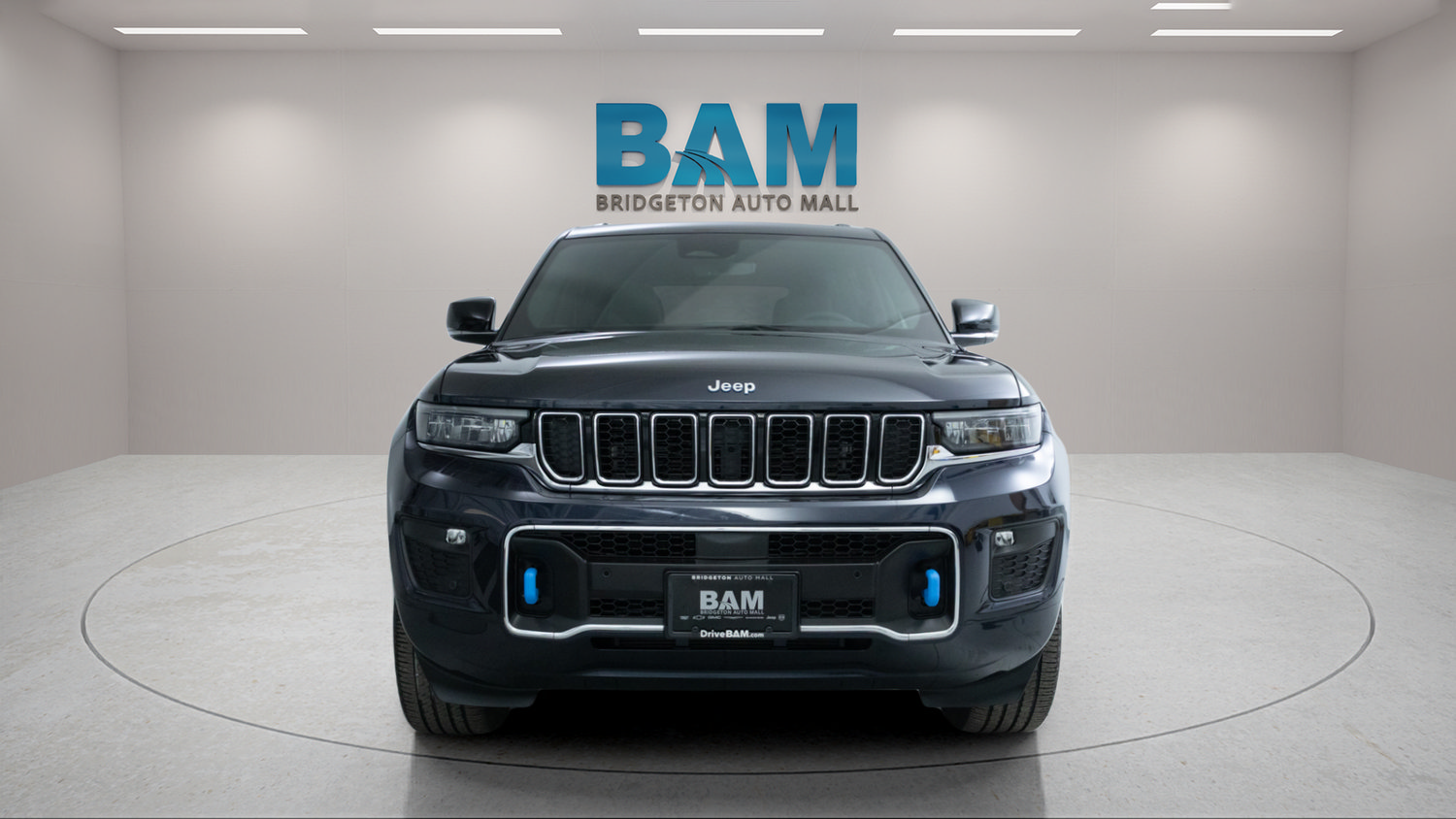Used 2023 Jeep Grand Cherokee Overland AWD/4WD image 2