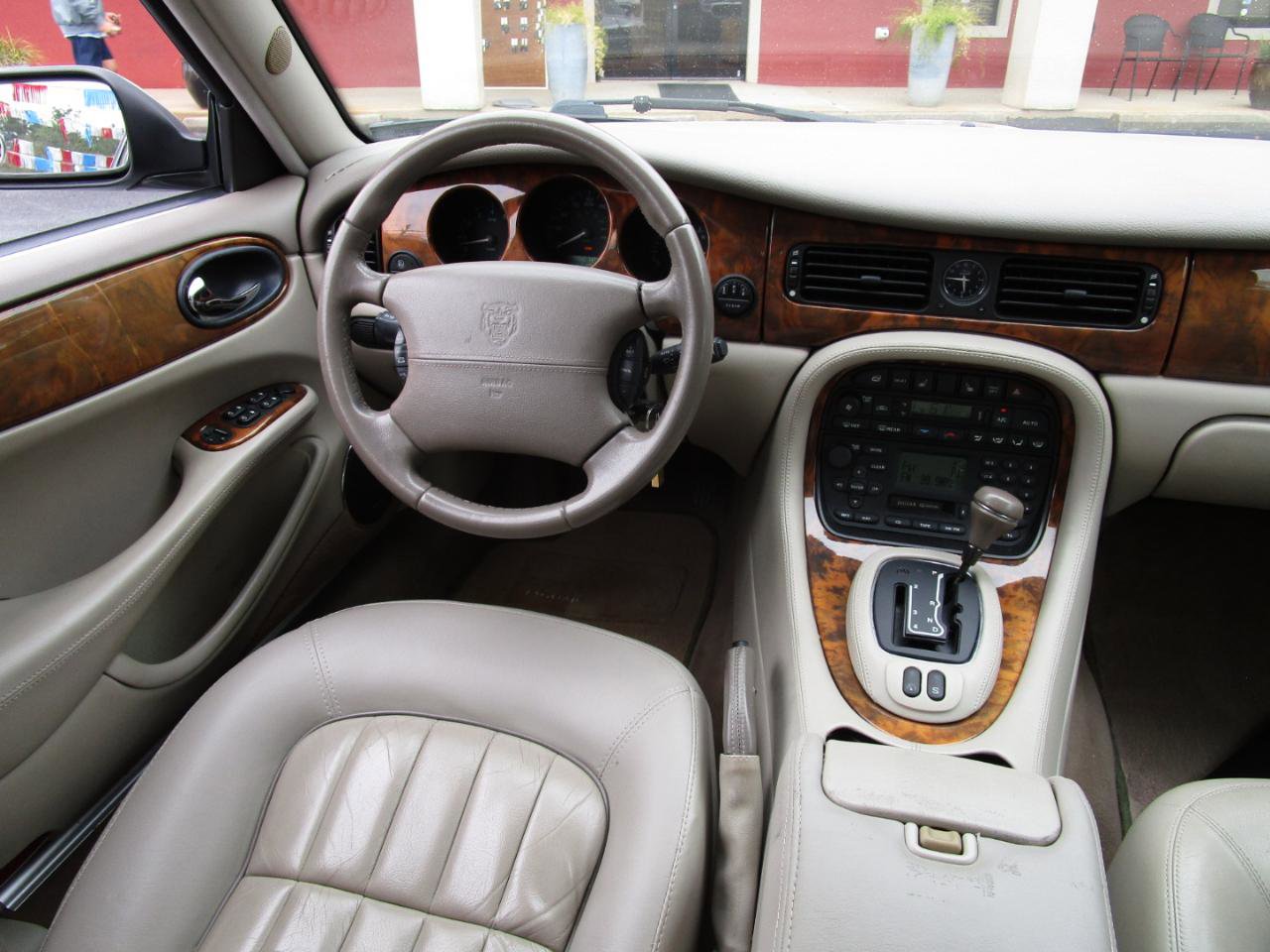 Used 2001 Jaguar XJ8 image 9
