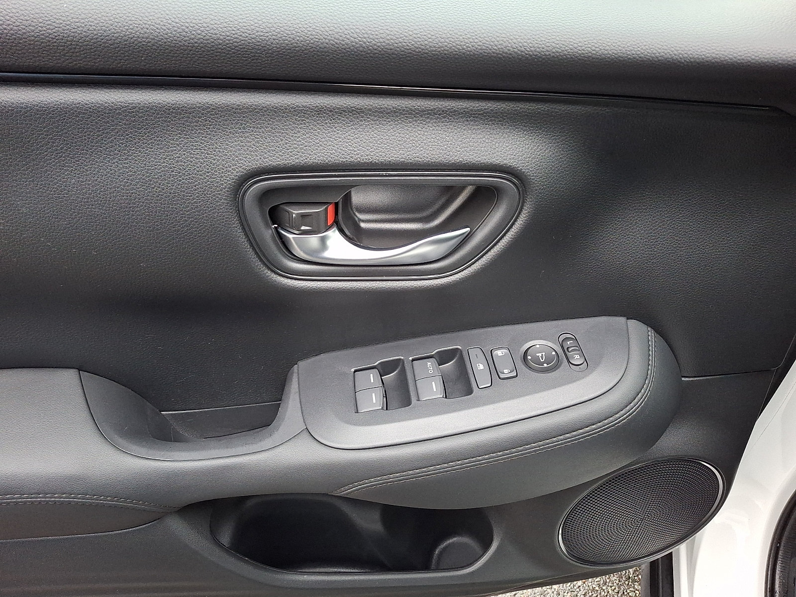 Used 2025 Honda HR-V LX image 12
