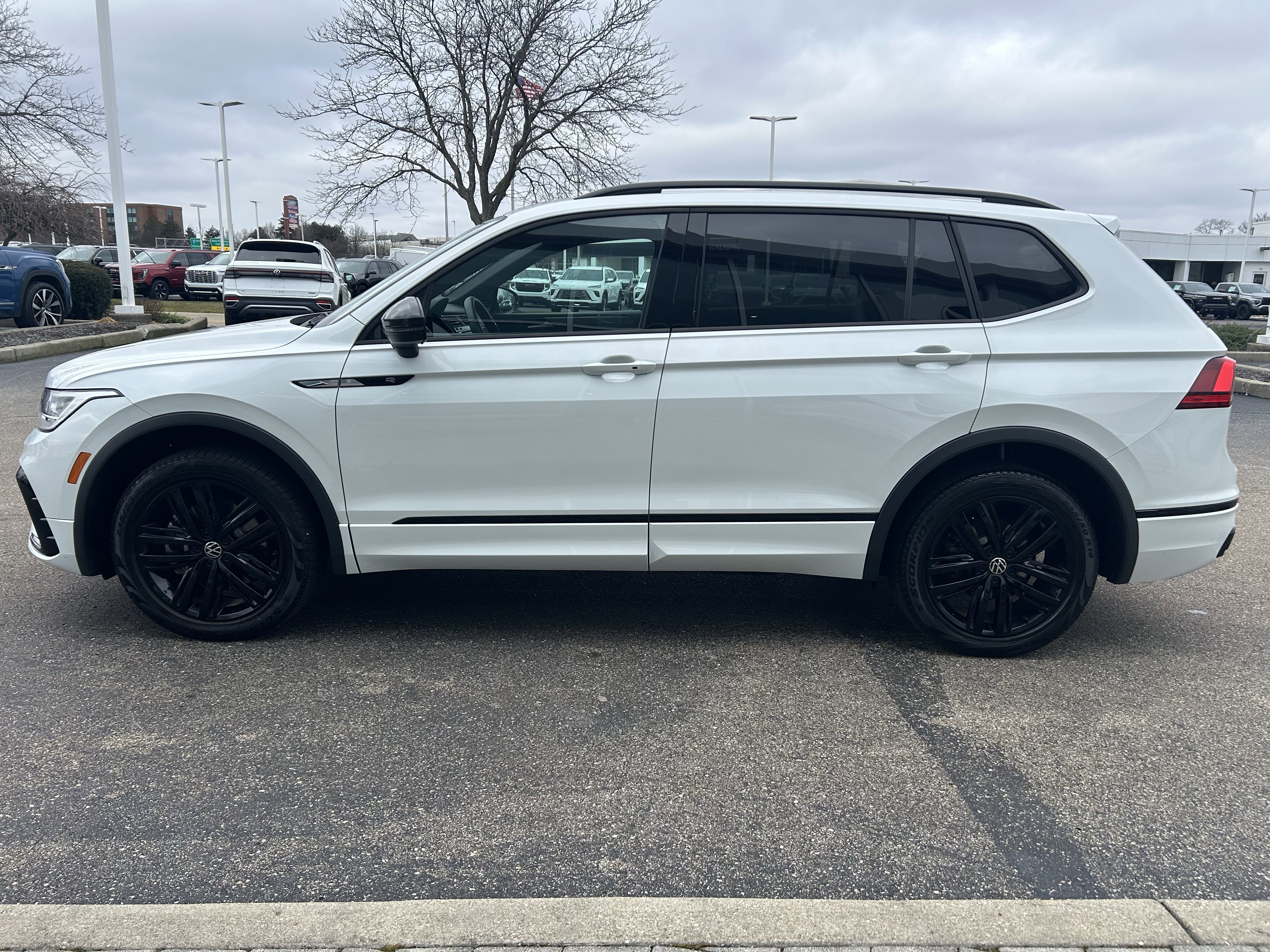 Certified 2022 Volkswagen Tiguan SE R-Line image 4