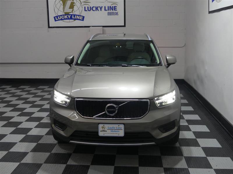 Used 2022 Volvo XC40 T5 Momentum image 3