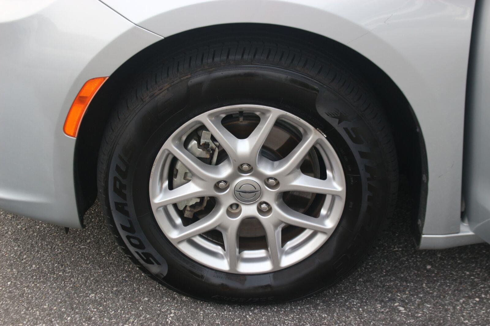 Used 2024 Chrysler Pacifica Touring-L FWD image 39