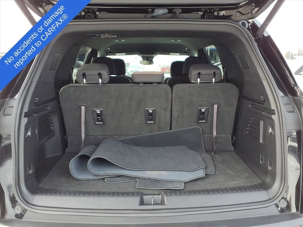 Used 2025 Chevrolet Traverse LT image 11