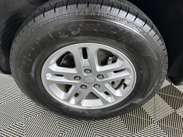 Used 2023 Jeep Grand Cherokee Laredo AWD/4WD image 27