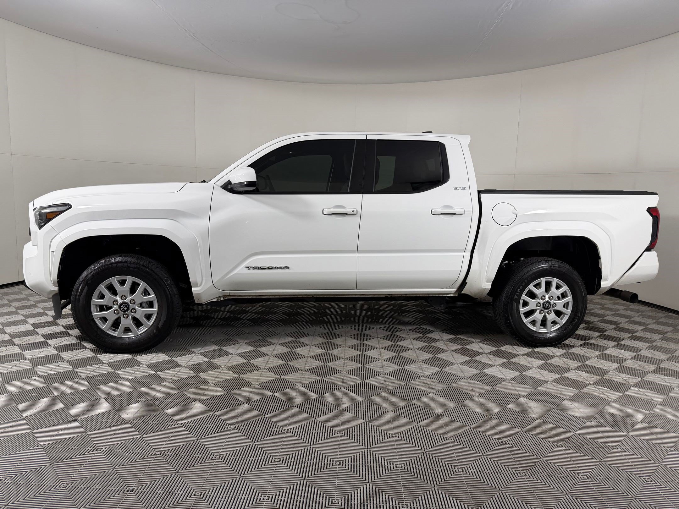 Used 2025 Toyota Tacoma SR5 AWD/4WD image 2