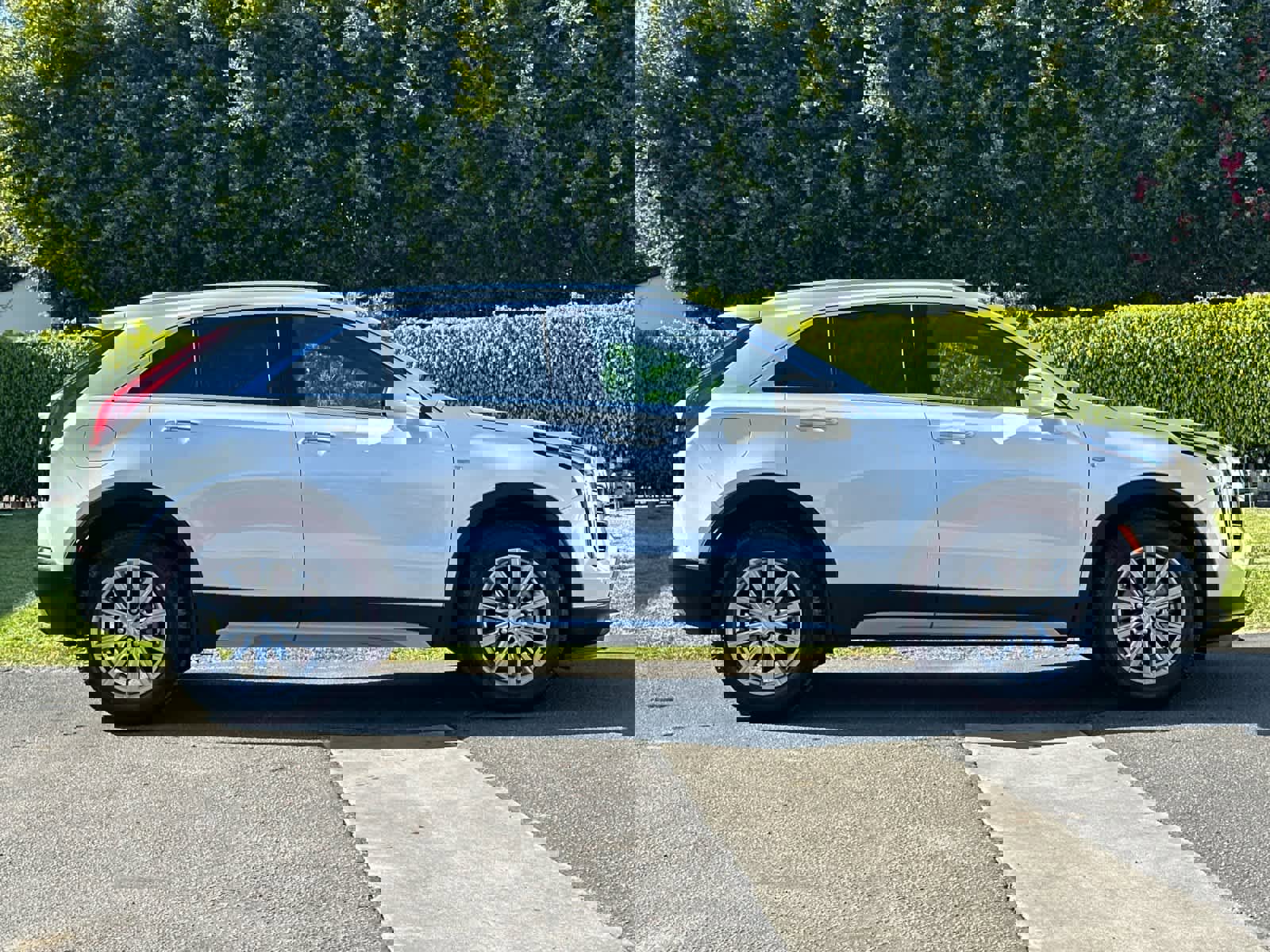 Used 2022 Cadillac XT4 Premium Luxury w/ Safety Alert Package image 9