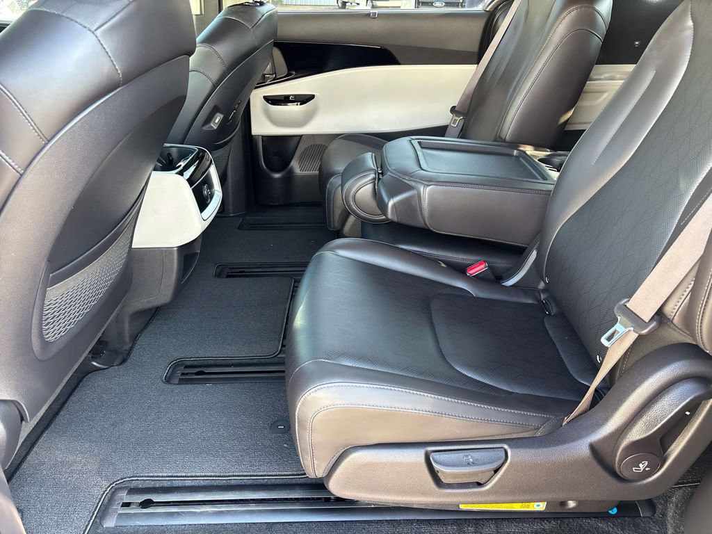 Used 2024 Kia Carnival EX FWD image 13