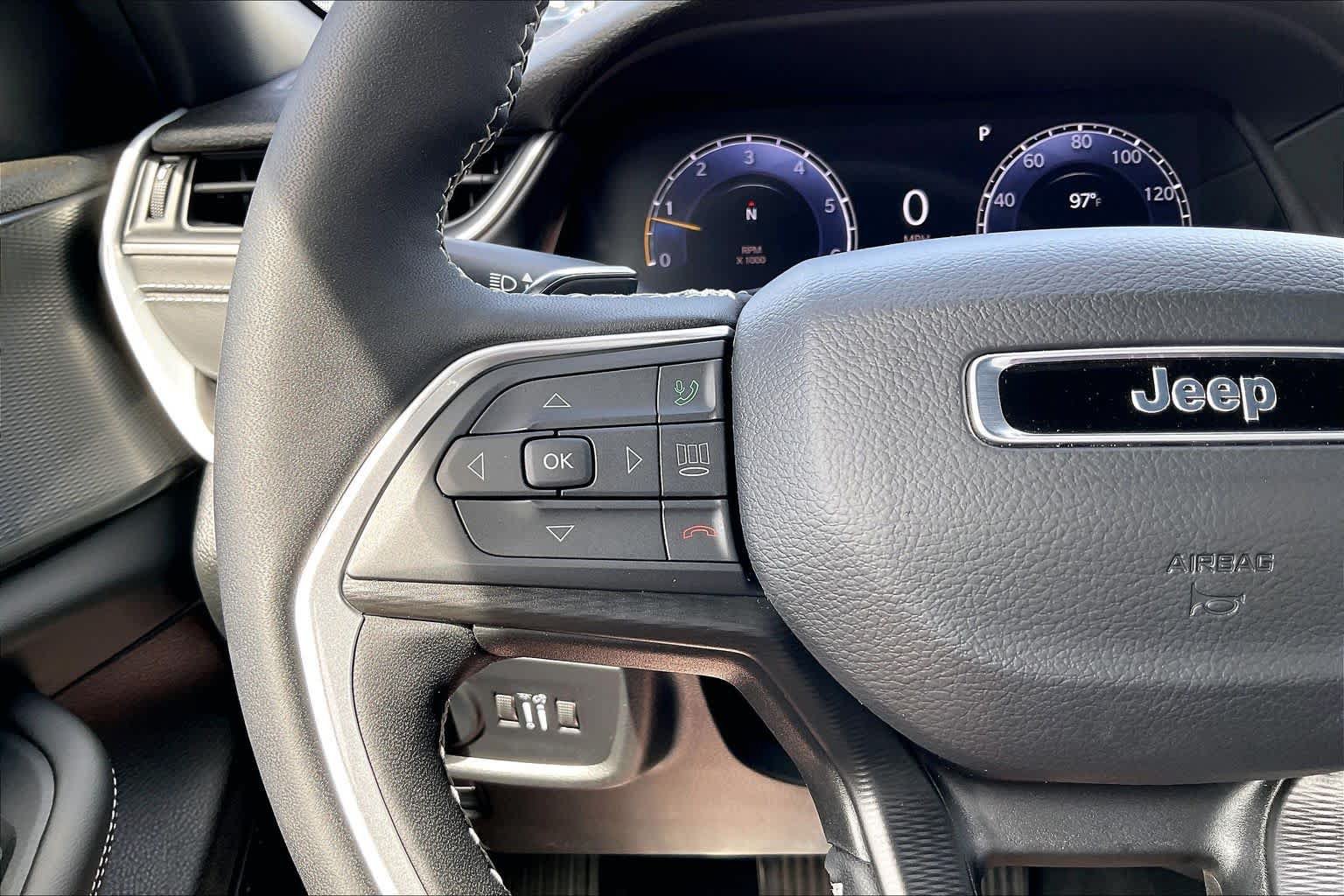 Used 2025 Jeep Grand Cherokee Laredo X w/ Luxury Tech Group I RWD image 18
