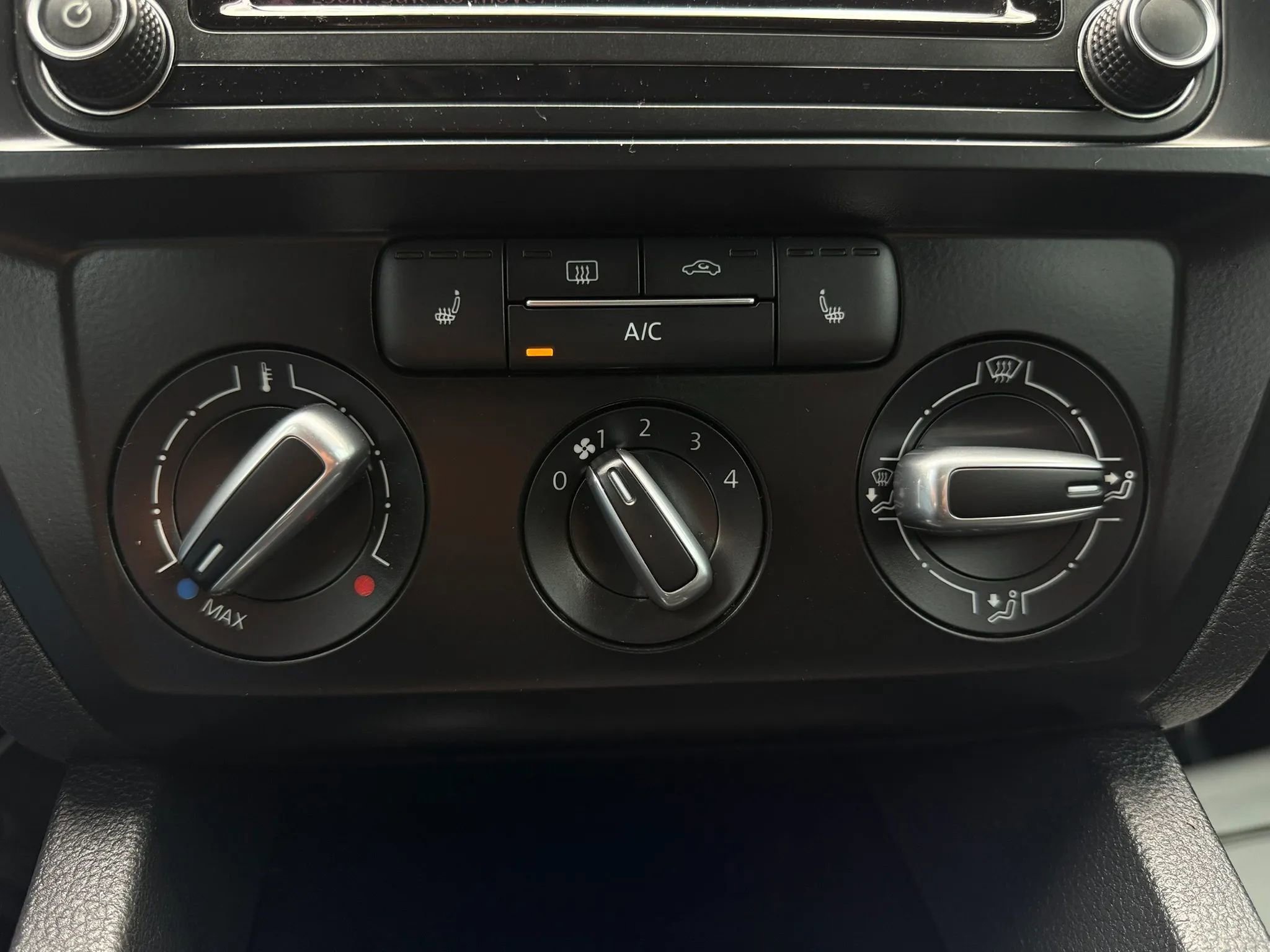 Used 2016 Volkswagen Jetta SE FWD image 32