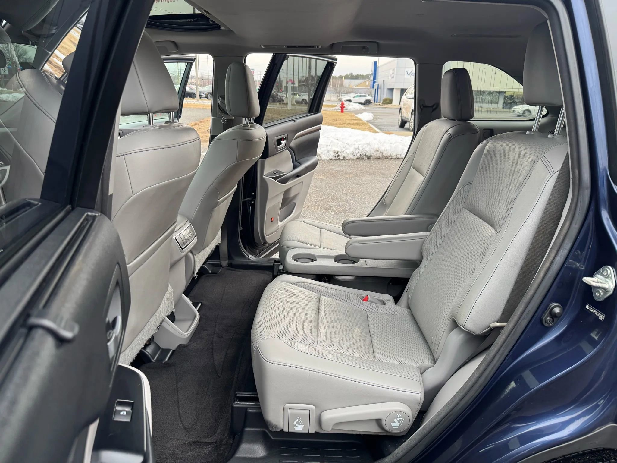 Used 2014 Toyota Highlander Limited w/ Preferred Accessory Package image 10