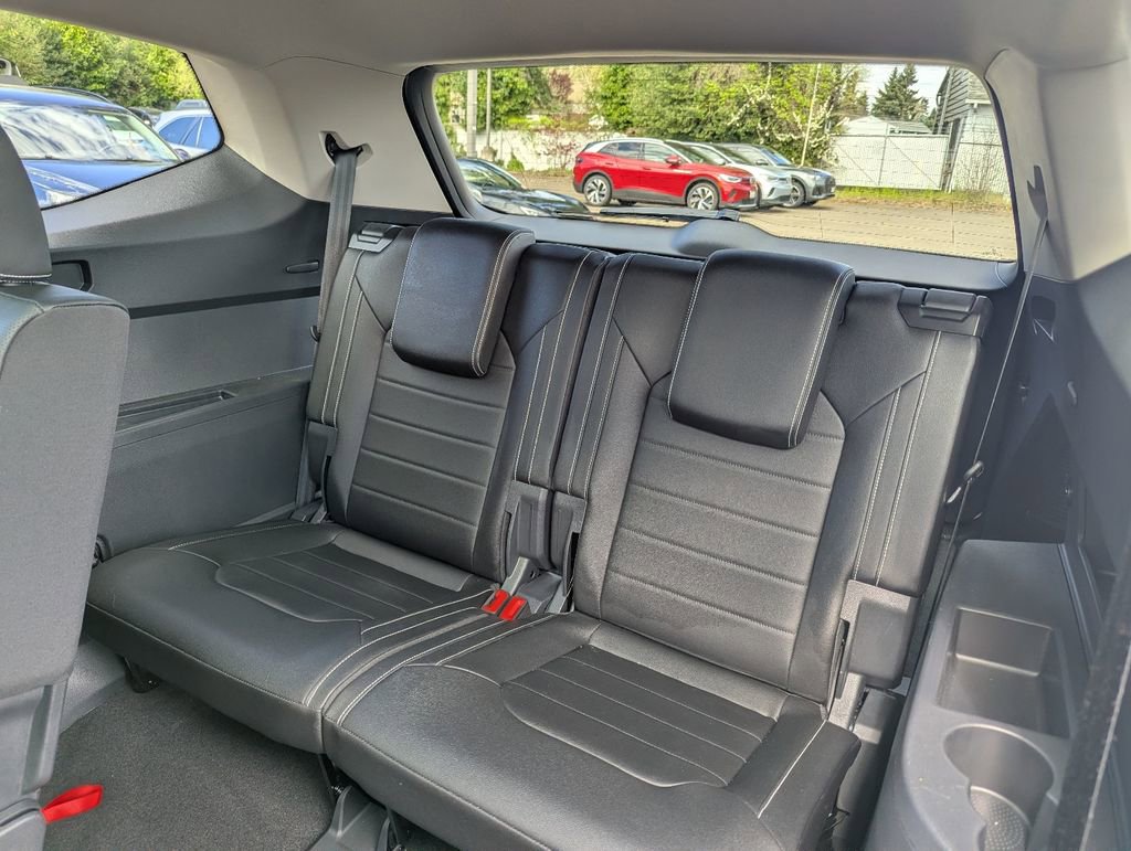 Used 2025 Volkswagen Atlas SEL AWD/4WD image 31