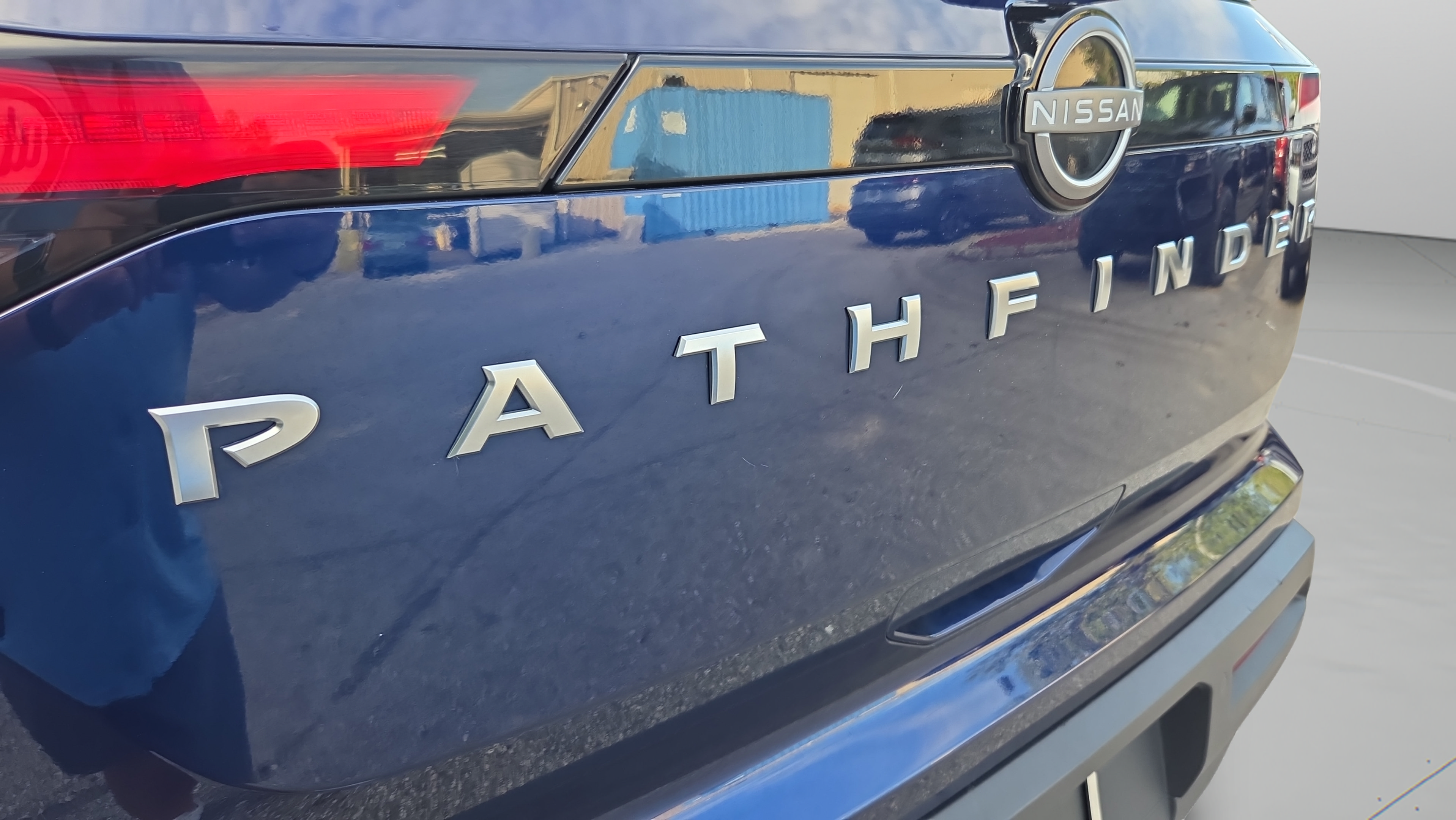Used 2025 Nissan Pathfinder SV FWD image 31