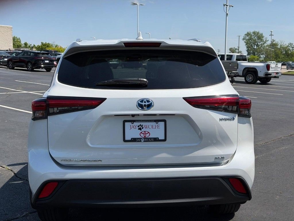 Used 2022 Toyota Highlander XLE AWD/4WD image 6