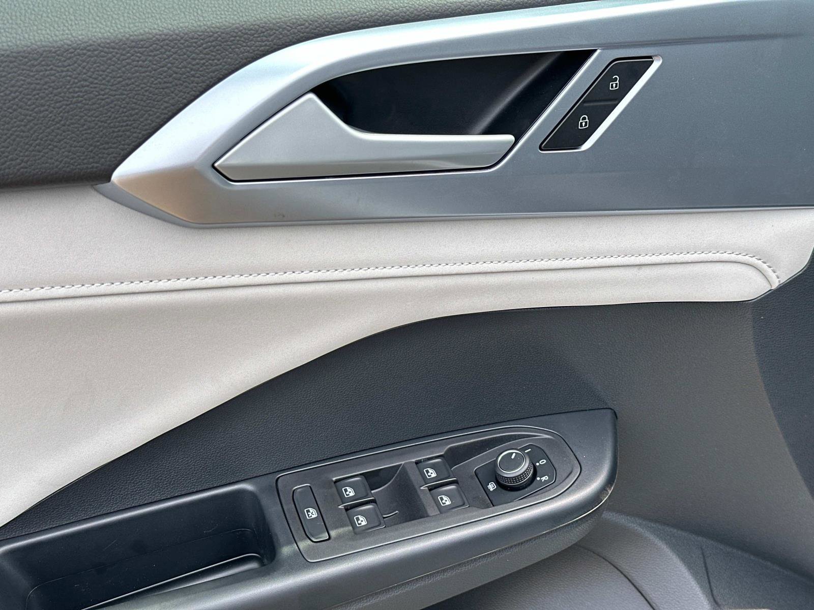 New 2025 Volkswagen Taos SE image 16