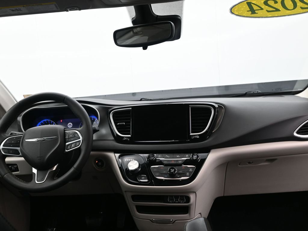 Used 2024 Chrysler Pacifica Touring-L image 11