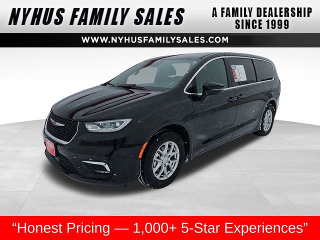 Used 2025 Chrysler Pacifica Select image 1