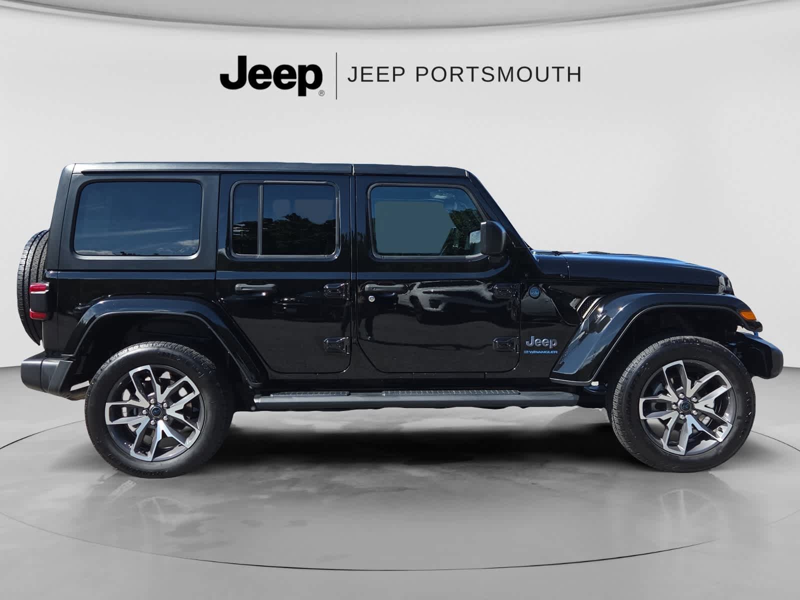 Used 2024 Jeep Wrangler Unlimited w/ Convenience Group AWD/4WD image 8