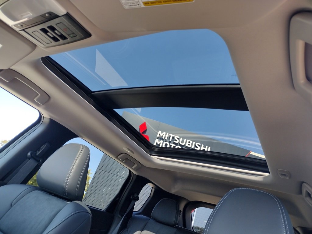 New 2025 Mitsubishi Outlander SE image 6